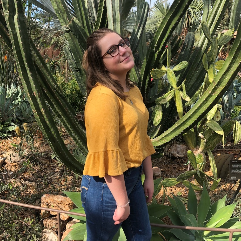 Cute yellow top!